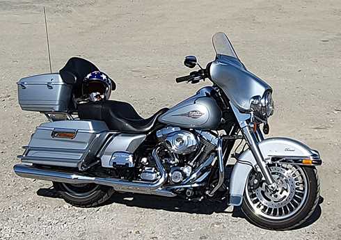 Svenskregistrerad silvermetallic Harley Davidson FLHTC Electra Glide Classic stulen utanför Scandic hotell i Bröndby, Danmark